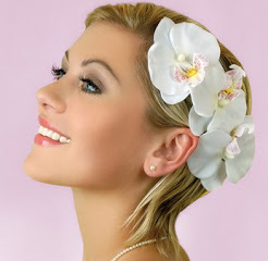Женская свадебная прическа с цветами на короткие волосы, фото 5