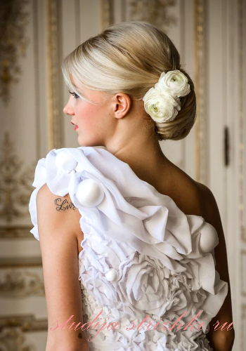Женская свадебная прическа с цветами в волосах, фото 1