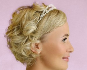 Женская свадебная прическа с диадемой на короткие волосы
