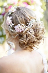 Свадебная женская прическа на средние волосы, вид сзади (фото 3)