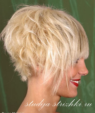 Укладка женской стрижки Боб Каре на короткие волосы с окрашиванием песочный блонд, фото 3