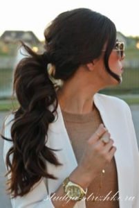 Женская прическа с хвостом на длинные волосы, фото 2