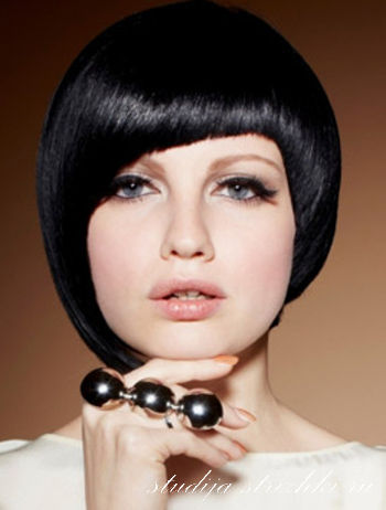 Женская стрижка Паж с косой челкой на черные волосы, фото 1