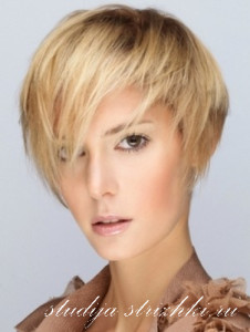 Женская асимметричная стрижка на тонкие волосы с окрашиванием песочный блонд
