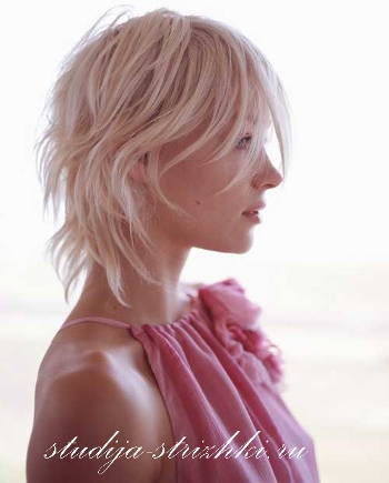 Женская стрижка Каскад на тонкие волосы с окрашиванием холодный блонд, фото 2