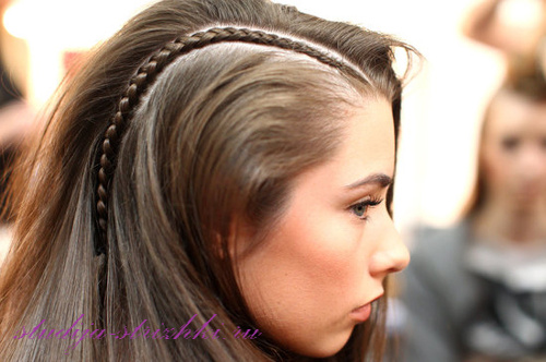Молодежная прическа на длинные волосы с косичкой, фото 2
