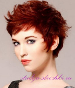 Женская стрижка Пикси на кудрявые рыжие волосы