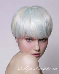 Женская стрижка Шапочка с мелированием на светлые волосы