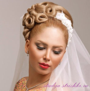 Женская свадебная прическа на длинные волосы с фатой, фото 1