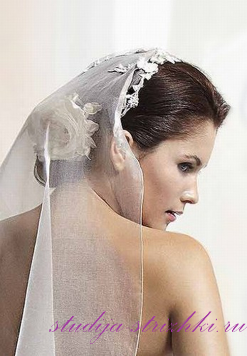 Женская свадебная прическа на средние волосы