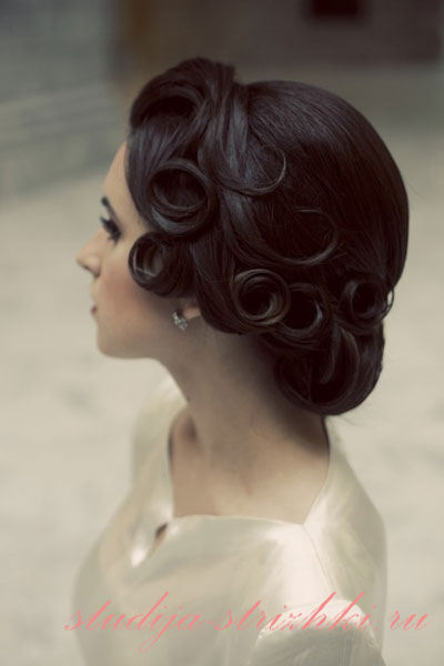 Женская свадебная прическа на средние, черные волосы, фото 5