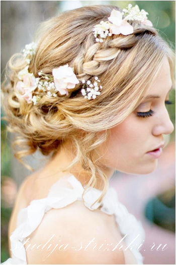 Женская свадебная прическа на средние волосы с косой, фото 4
