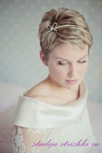 Свадебная прическа с короткой челкой на короткие волосы