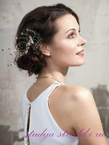 Женская свадебная прическа на средние волосы с заколкой, фото 3