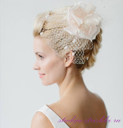 Женская свадебная прическа на средние волосы с вуалеткой и цветком, фото 1