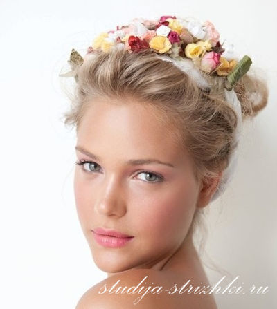 Женская свадебная прическа с цветами на средние волосы, фото 2
