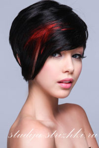 Женская креативная асимметричная стрижка на черные волосы