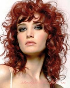 Женская прическа на кудрявые волосы с окрашиванием в рыжий цвет