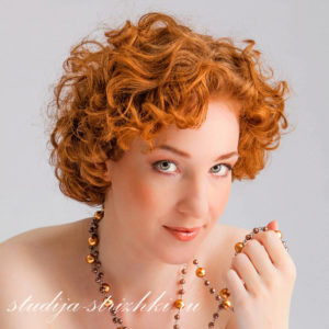 Короткая женская стрижка на кудрявые рыжие волосы