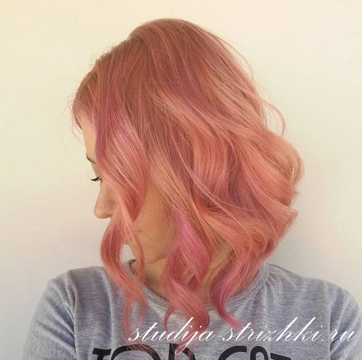 Розовое окрашивание на волнистые волосы