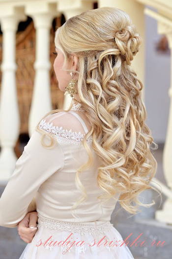 Женская свадебная прическа с косой на светлые волосы, фото 5