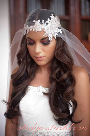 Женская свадебная прическа с фатой на темные волосы, фото 2