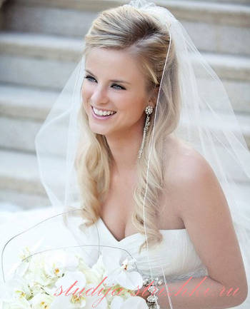 Женская свадебная прическа с фатой на распущенные волосы, фото 3