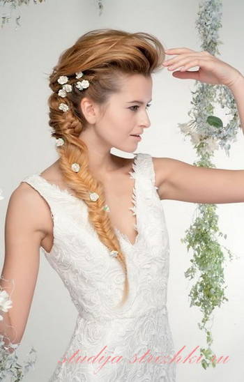 Женская свадебная прическа с косой на бок, фото 3