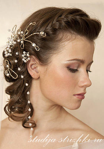 Женская свадебная прическа с косой на темные волосы, фото 2