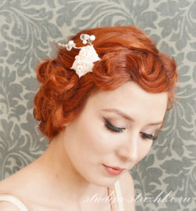 Женская свадебная прическа в стиле ретро на рыжие волосы