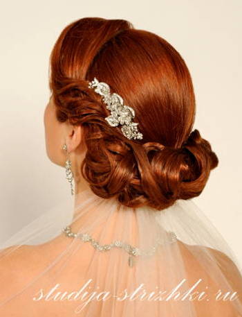 Женская свадебная прическа с фатой на рыжие волосы, фото 1