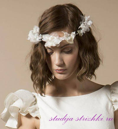 Женская свадебная прическа с венком на средние волосы, фото 1