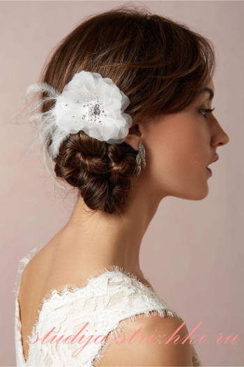 Женская свадебная прическа с цветами в волосах, фото 3
