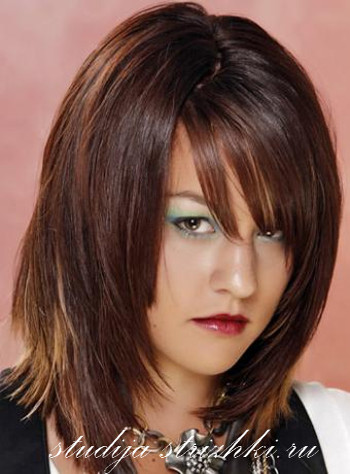 Женская стрижка каскад на средние волосы с челкой, фото 2
