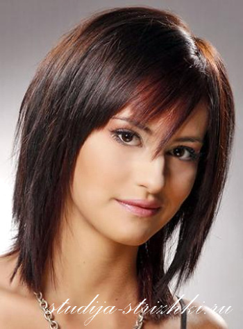Женская стрижка каскад на средние волосы с челкой, фото 1
