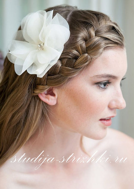 Женская свадебная прическа с цветами в волосах, фото 4