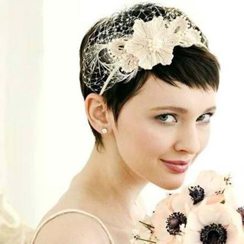 Женская свадебная прическа на короткие волосы с челкой, фото 1